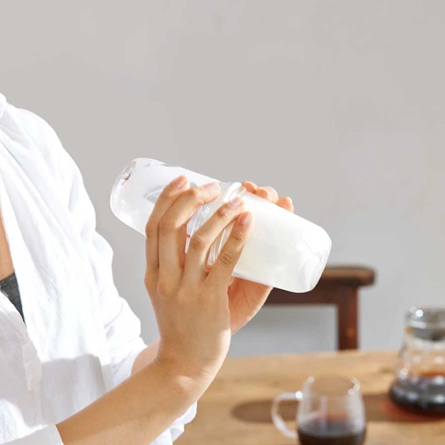 Espumando leche con Hario Latte Shaker