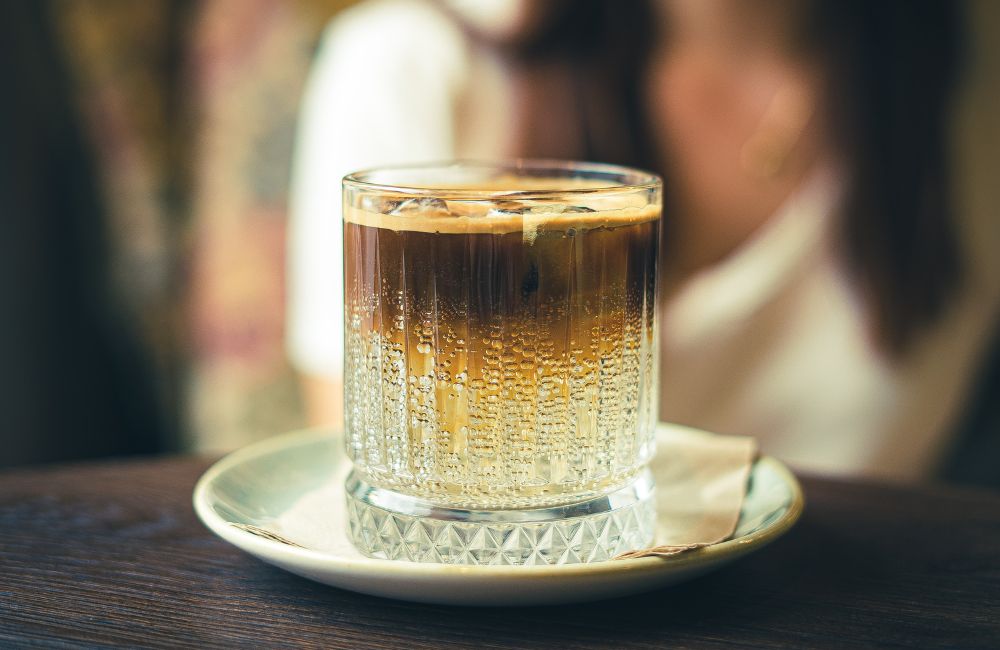 Un espresso con tónica para una burbujeante bebida en verano