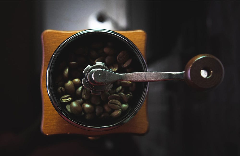 Un molinillo de café manual es un método muy adecuado para moler nuestro café en grano