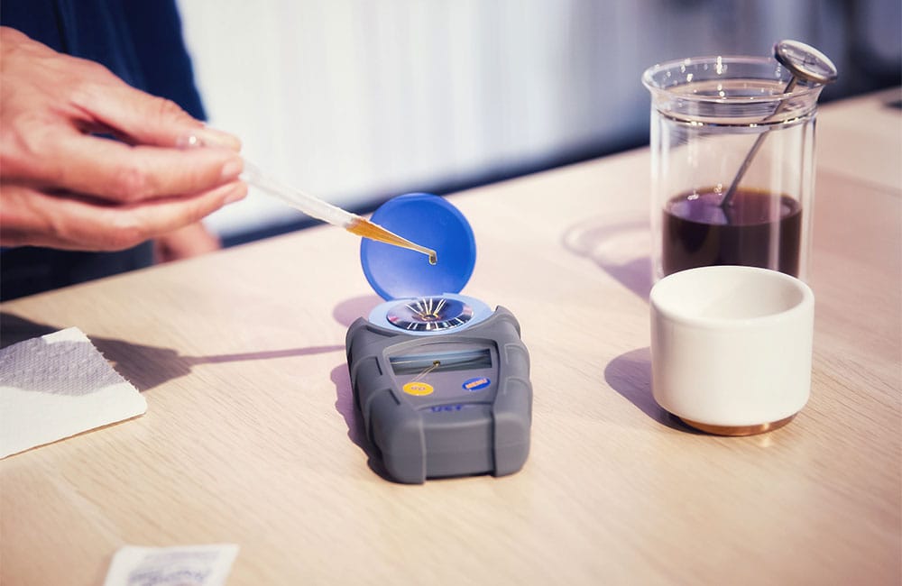 Reading of disolved solids in a coffee with a refractometer 