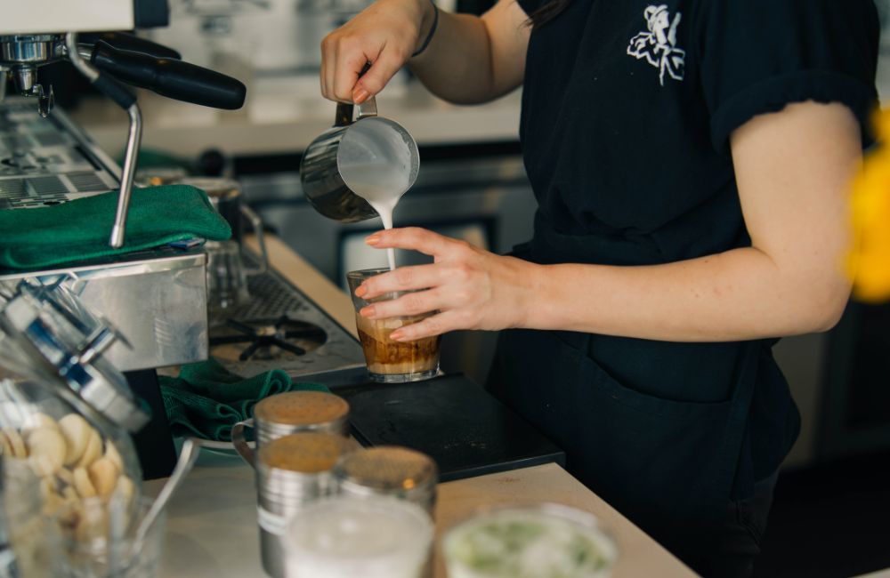 Leche De Mezcla De Barista En La Máquina De Café Express Para