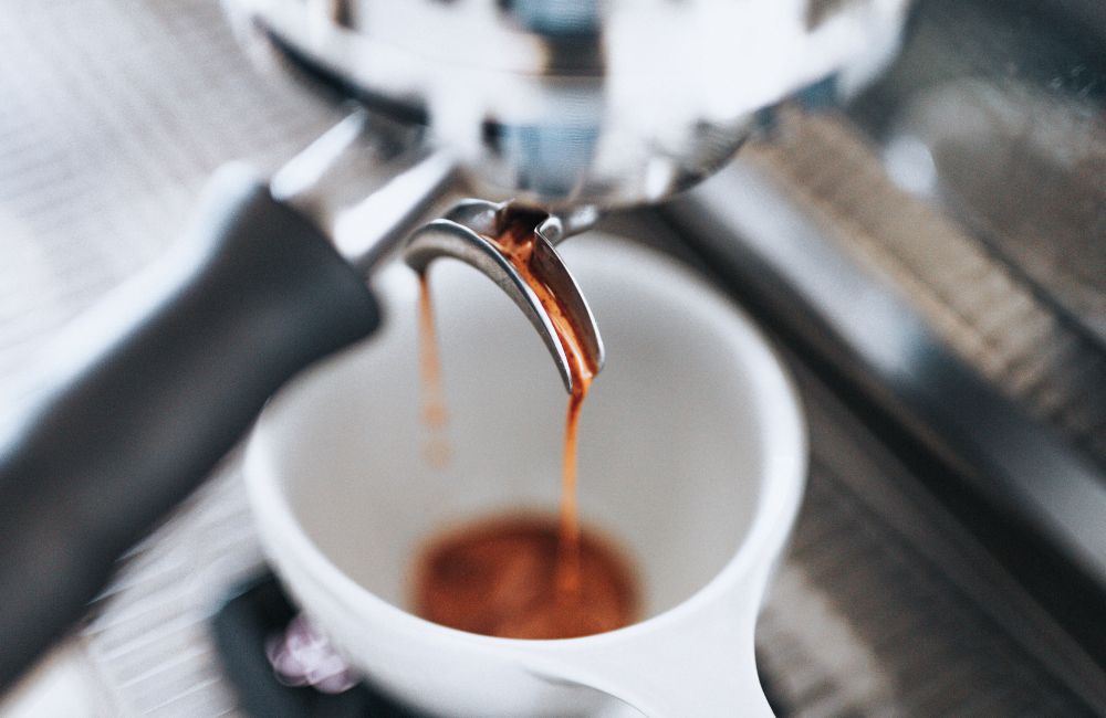 Extracción de un espresso para el mejor café en verano