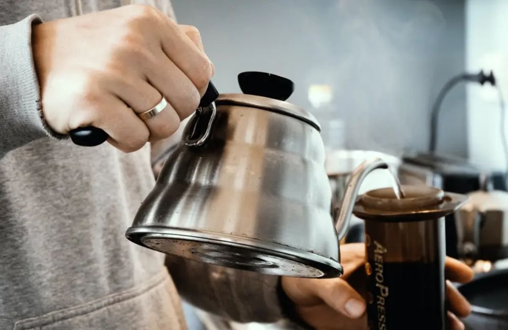 Preparando café en casa con Aeropress la SCA ayuda