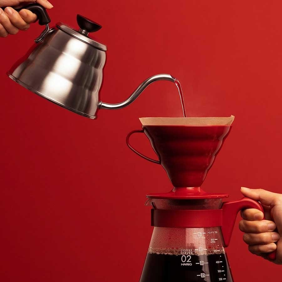 Making a v60 filter coffee with Hario V60 red dripper