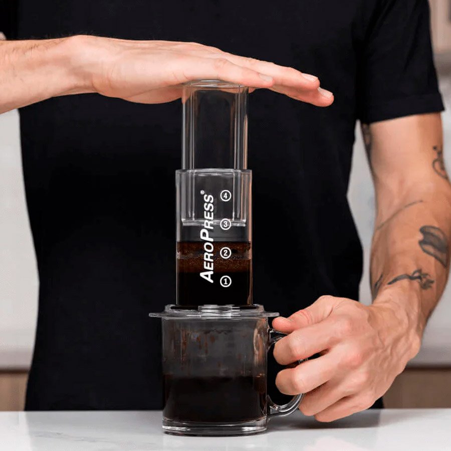 Preparando café con cafetera Aeropress Clear