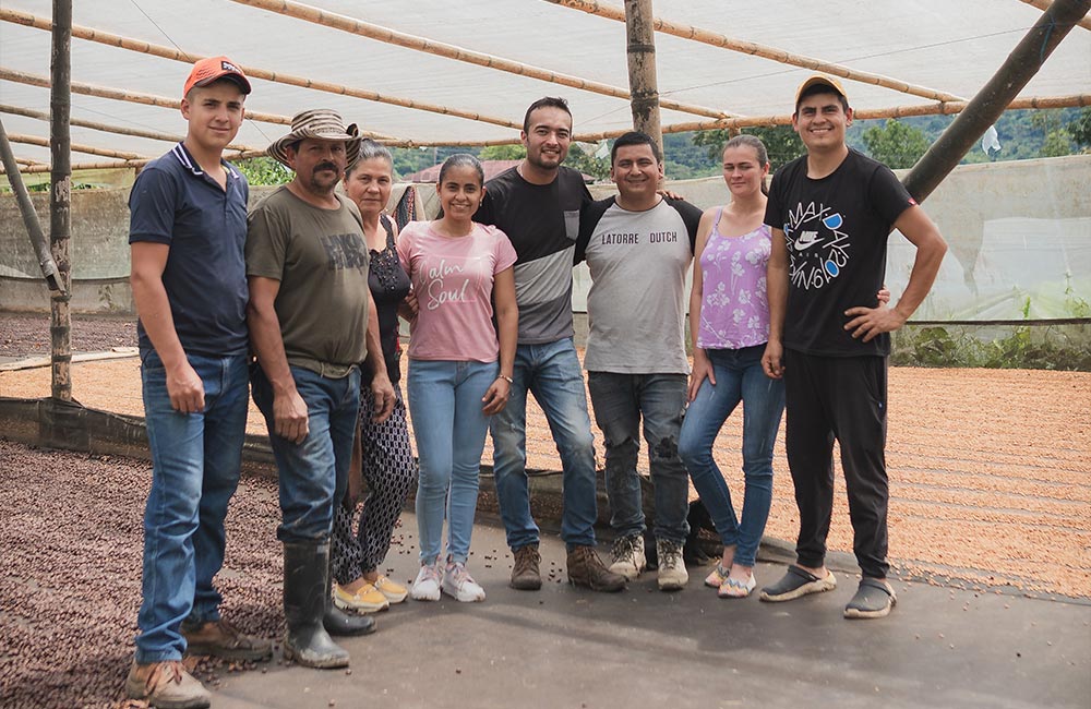 Equipo de caficultores de café de especialidad en la región de Huila, en Colombia, de la finca de Deiro García