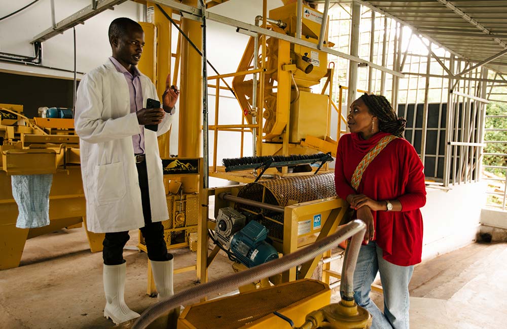 Caficultor de Kenia junto a sus instalaciones de procesamiento de café